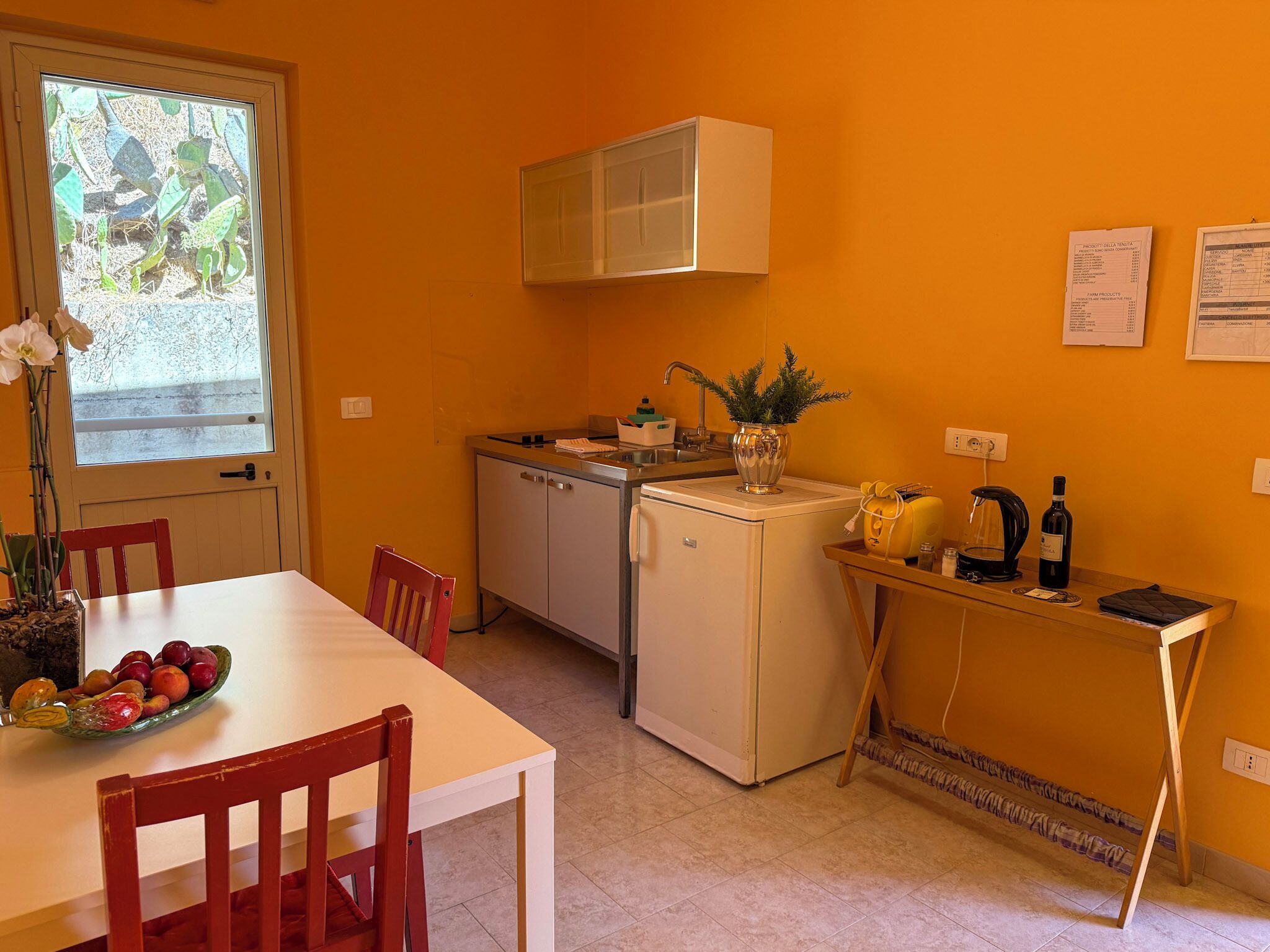 Apartemen Comfort | Dapur pribadi | Lemari es besar, microwave, oven, dan kompor