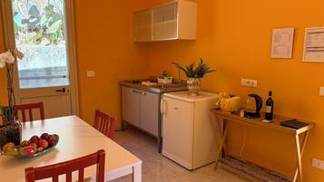 Apartemen Comfort | Dapur pribadi | Lemari es besar, microwave, oven, dan kompor