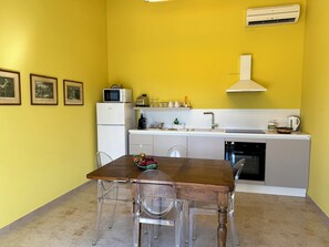 Departamento exclusivo | Cocina privada | Refrigerador con congelador, microondas, horno y parrilla de estufa 