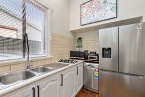 Private kitchen - Nestled in a quiet street, minutes from Perth City Centre, Crown & Optus. (Lathlain)