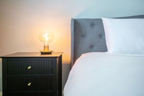 Desk, iron/ironing board, WiFi, bed sheets - Crown & Optus Just Steps Away (Lathlain)