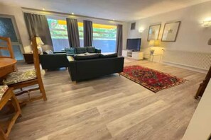 Living area - Cozy 2-room apartment with terrace, parking & excellent connections (Heusenstamm)