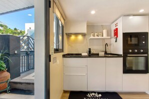 Réfrigérateur, micro-ondes, four, plaque de cuisson