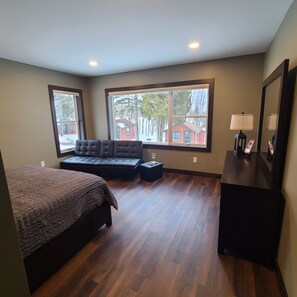 3 bedrooms, iron/ironing board, WiFi, bed sheets - Harbor View Sanctuary Suite, luxury Three Bedroom 2.5 bath on Lake Superior. (Duluth)