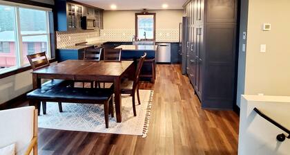 Harbor View Sanctuary Suite, luxury Three Bedroom 2.5 bath on Lake Superior.