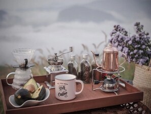 En bakke med kaffemaskine, kop og kværn.