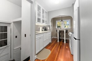 Private kitchen - Cozy Cottage - Near Sanford Hospital (Sioux Falls)