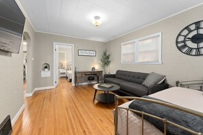 2 bedrooms, WiFi, bed sheets - Cozy Cottage - Near Sanford Hospital (Sioux Falls)