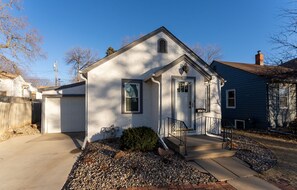 Exterior - Cozy Cottage - Near Sanford Hospital (Sioux Falls)