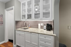 Interior - Cozy Cottage - Near Sanford Hospital (Sioux Falls)