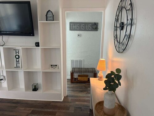  2‑bed/1‑bath- Downtown Brooksville. Shops, cafés, and local attractions nearby