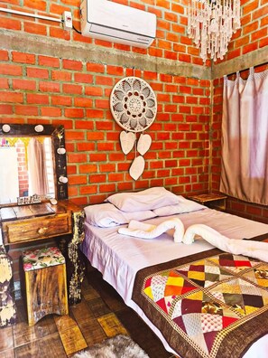 1 bedroom, iron/ironing board, free WiFi, bed sheets - Tarumã Challes 03, complete chalet with balcony and barbecue, pets allowed. (Bonito)