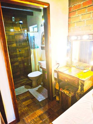 Secador de cabelo, toalhas de banho, sabonete, papel higiênico