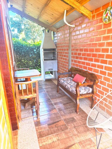 Tarumã Challes 03, complete chalet with balcony and barbecue, pets allowed.