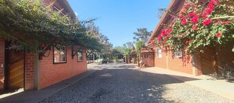 Tarumã Challes 03, complete chalet with balcony and barbecue, pets allowed.