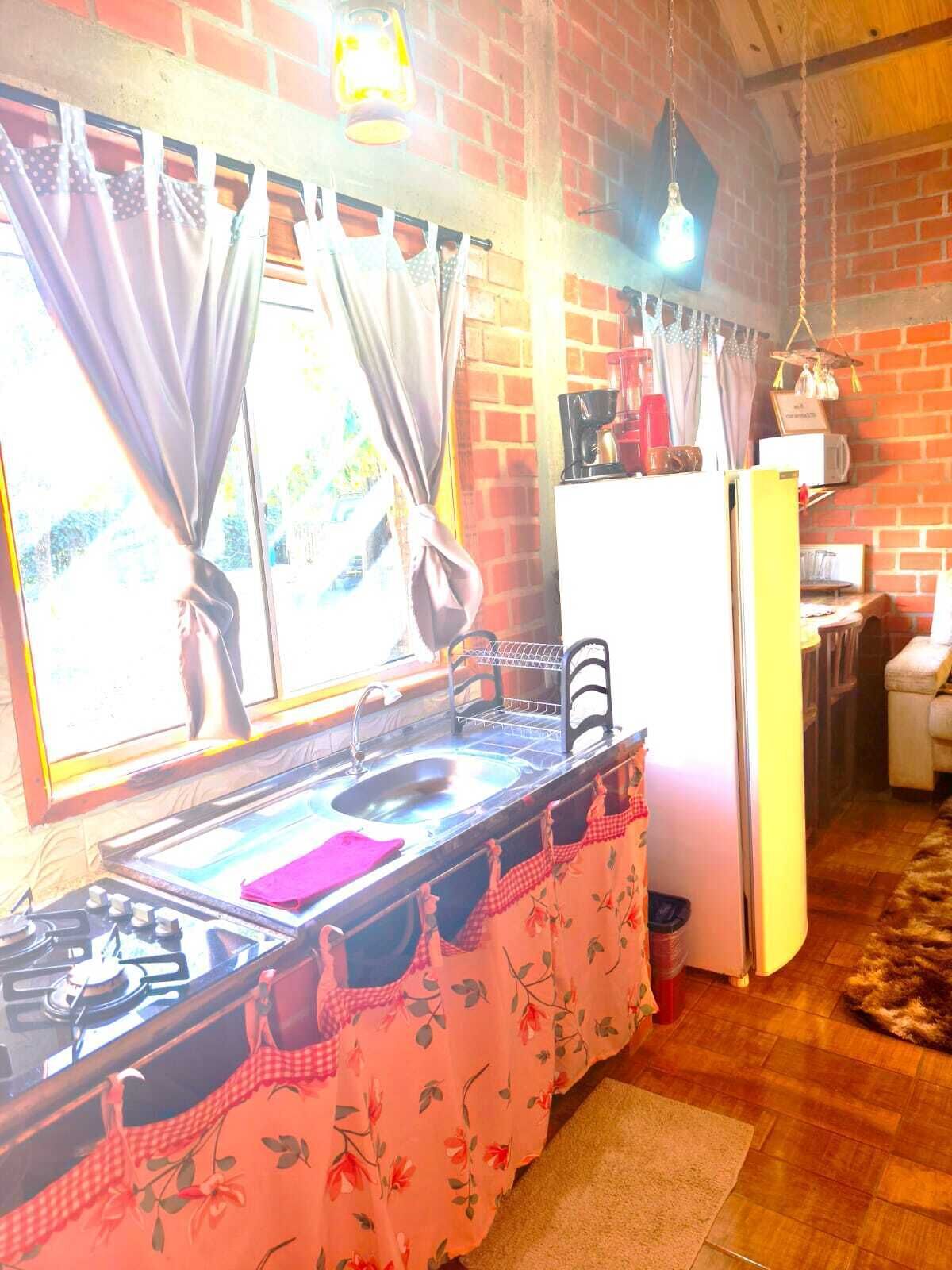 Refrigerador, microondas, parrilla de estufa y licuadora 