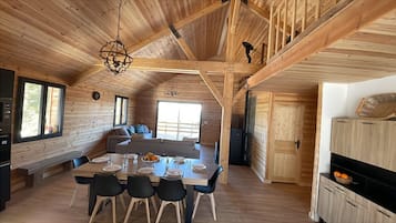 Flat-screen TV, fireplace, DVD player