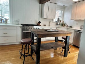 Dining - 6 Bedroom Historic Home 5 min walk to Beach!  (Muskegon)