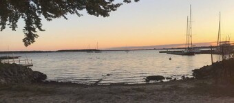 6 Bedroom Historic Home 5 min walk to Beach!