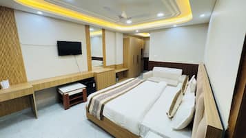 Luxury Double Room, Balcony | Soundproofing, free WiFi, wheelchair access