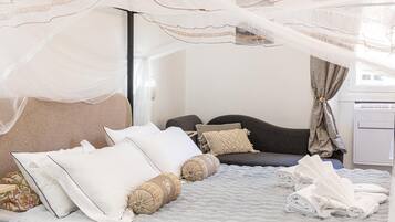 3 bedrooms, iron/ironing board, internet, bed sheets