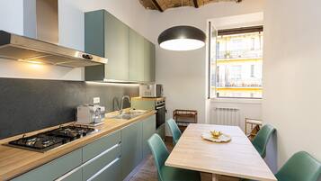 Frigorifero, microonde, piano cottura, lavastoviglie