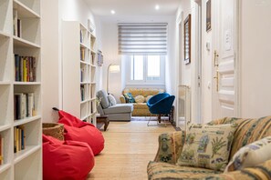 TV - Shanti Apartment near the Castro Pretorio metro stop (Rome)