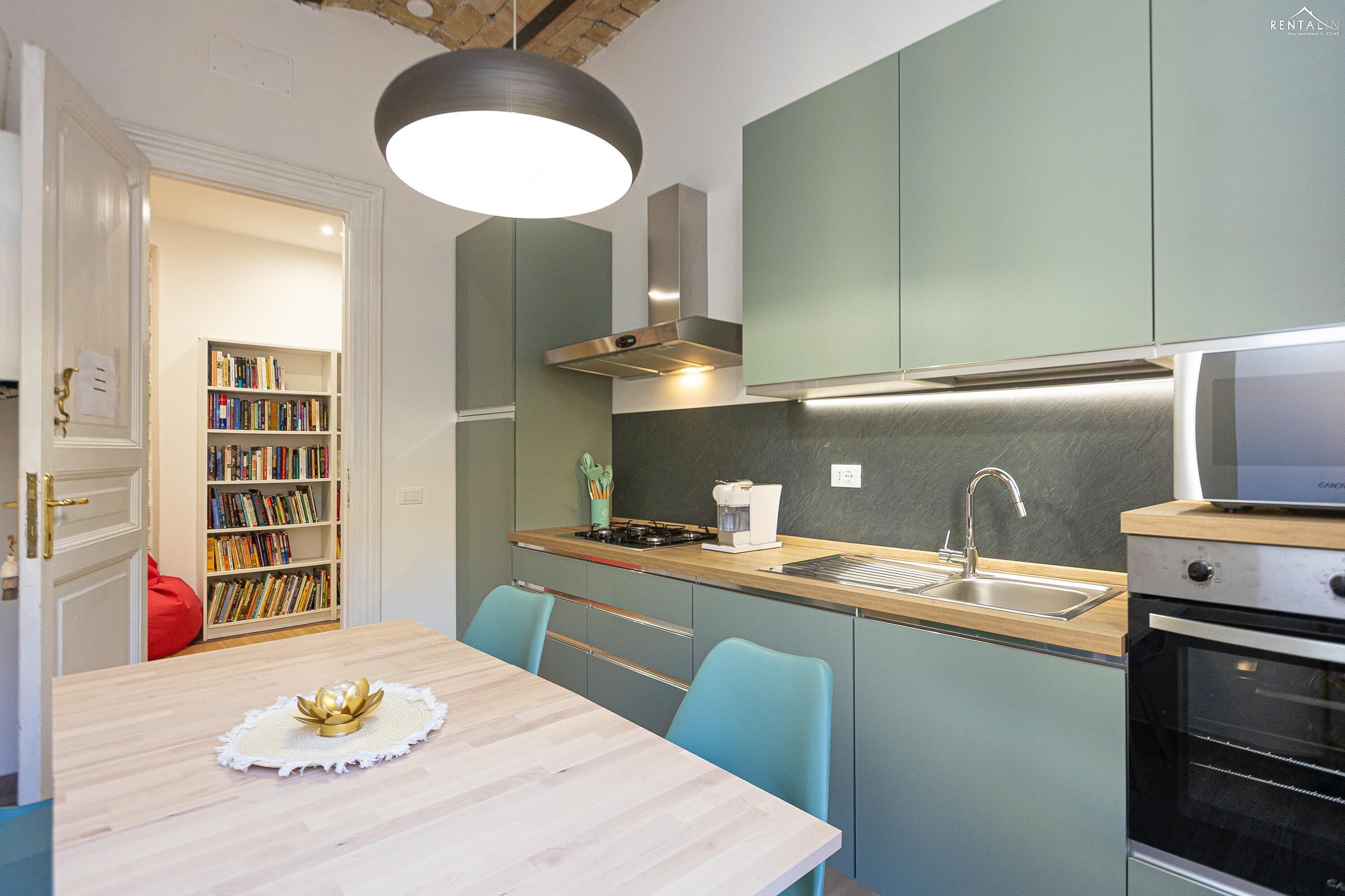 Kühlschrank, Mikrowelle, Herdplatte, Geschirrspüler