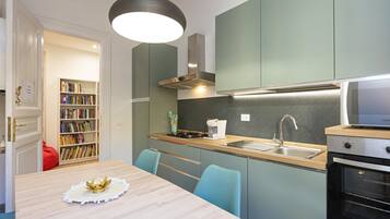 KĂŒhlschrank, Mikrowelle, Herdplatte, GeschirrspĂŒler