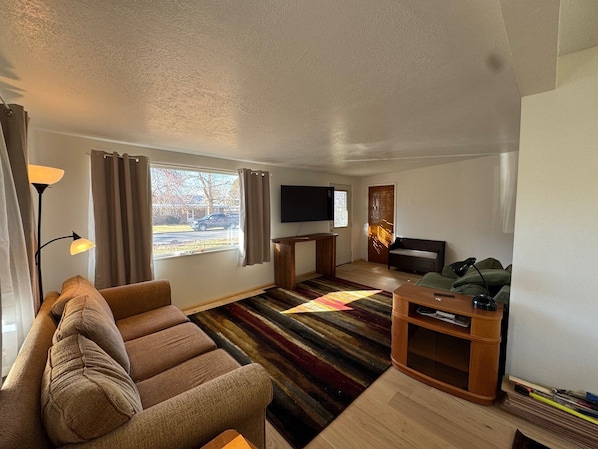 TV - 3-bed, 2 bath, house in Moab with WiFi, AC and fenced yard, dog friendly (Moab)