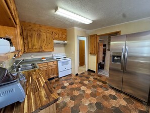 Microwave, oven, stovetop, dishwasher - 3-bed, 2 bath, house in Moab with WiFi, AC and fenced yard, dog friendly (Moab)
