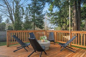 Terrace/patio - Sleeps 18 · Triplex · 9BR · 3 Kitchens · 1 Yard (Shoreline)