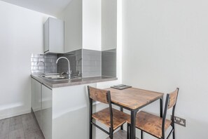 Apartment, 1 Bedroom | Interior - Modern Leicester 1-bed Fast Wi-fi (Leicester)