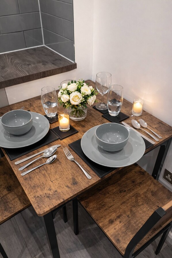 Apartment, 1 Bedroom | Dining - Modern Leicester 1-bed Fast Wi-fi (Leicester)