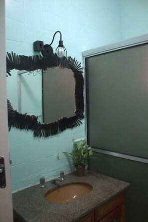 Shower, towels, toilet paper - Sakura Hostel (Poços de Caldas)