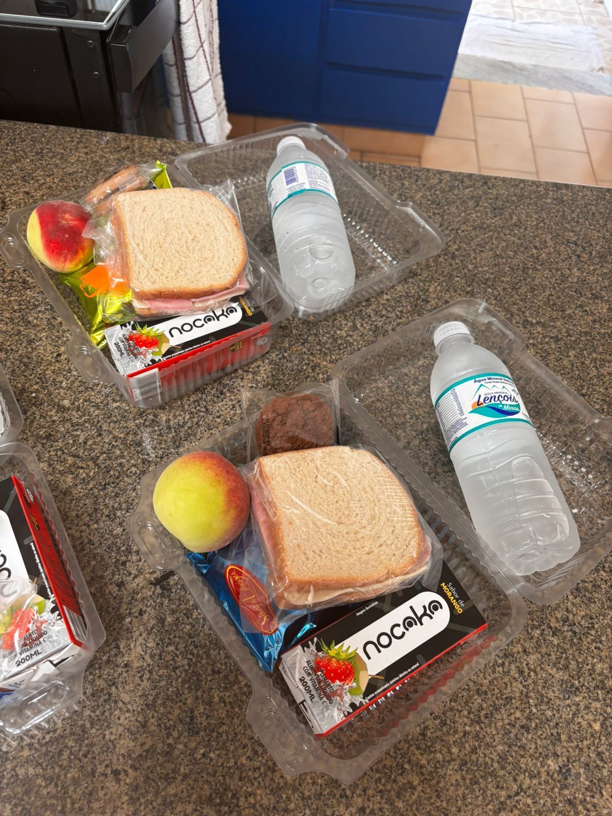 Una encimera de cocina con alimentos y botellas de agua.