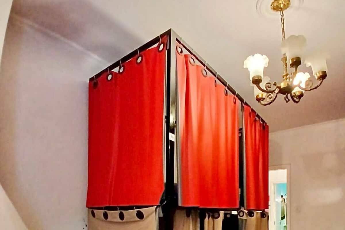 エコノミールーム 男女共用ドミトリー コートヤード | 遮光カーテン、WiFi (無料)