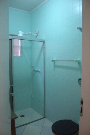 Shower, towels, toilet paper - Sakura Hostel (Poços de Caldas)