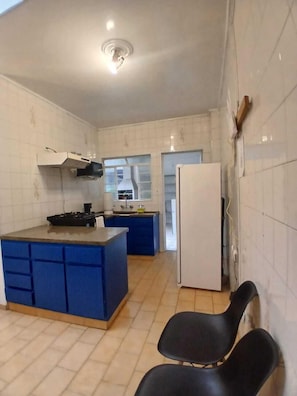 Fridge, microwave, oven, stovetop - Sakura Hostel (Poços de Caldas)