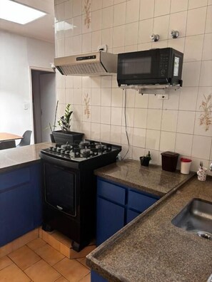 Fridge, microwave, oven, stovetop - Sakura Hostel (Poços de Caldas)