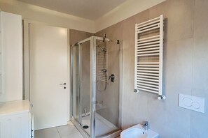 Shower, bidet, towels - Luxury Flexrent Gardens - Abyssinia (Riccione)