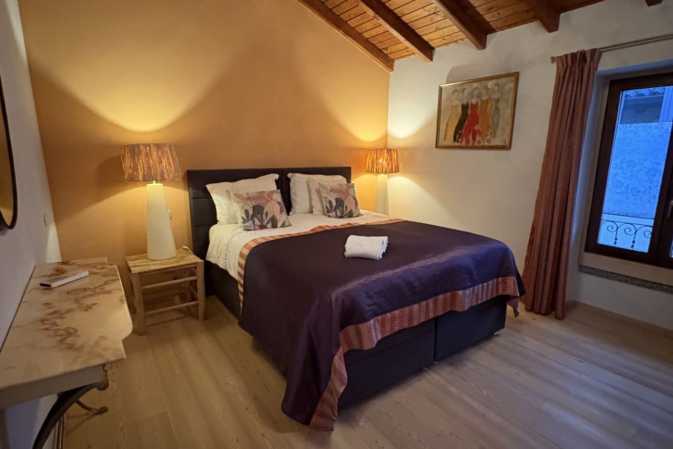 1 室のベッドルーム、旅行用ベビーベッド