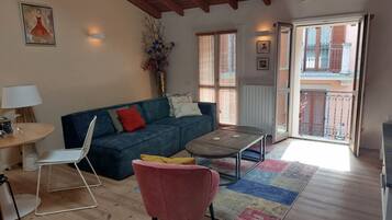 Fernseher, Kamin, Bücher