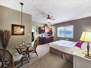 1 bedroom, free WiFi, bed sheets - Golf Course Studio Retreat (Radium Hot Springs)