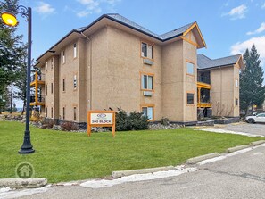 Exterior - Golf Course Studio Retreat (Radium Hot Springs)