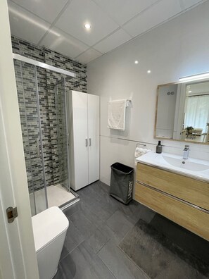 Douche, sèche-cheveux, bidet, serviettes fournies