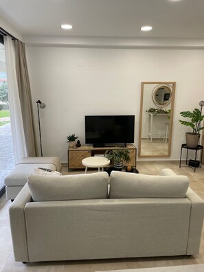 Smart TV, books - Casa Alberto - Luxury apartment in a top location and close to the beach (Torremolinos)