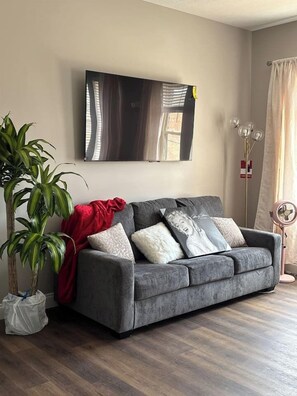 Living area - Retro Romance: James & Monroe (Logan)