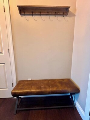 Interior - Retro Romance: James & Monroe (Logan)