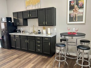 Kjøleskap, mikrobølgeovn, kaffetrakter/tekoker og brødrister